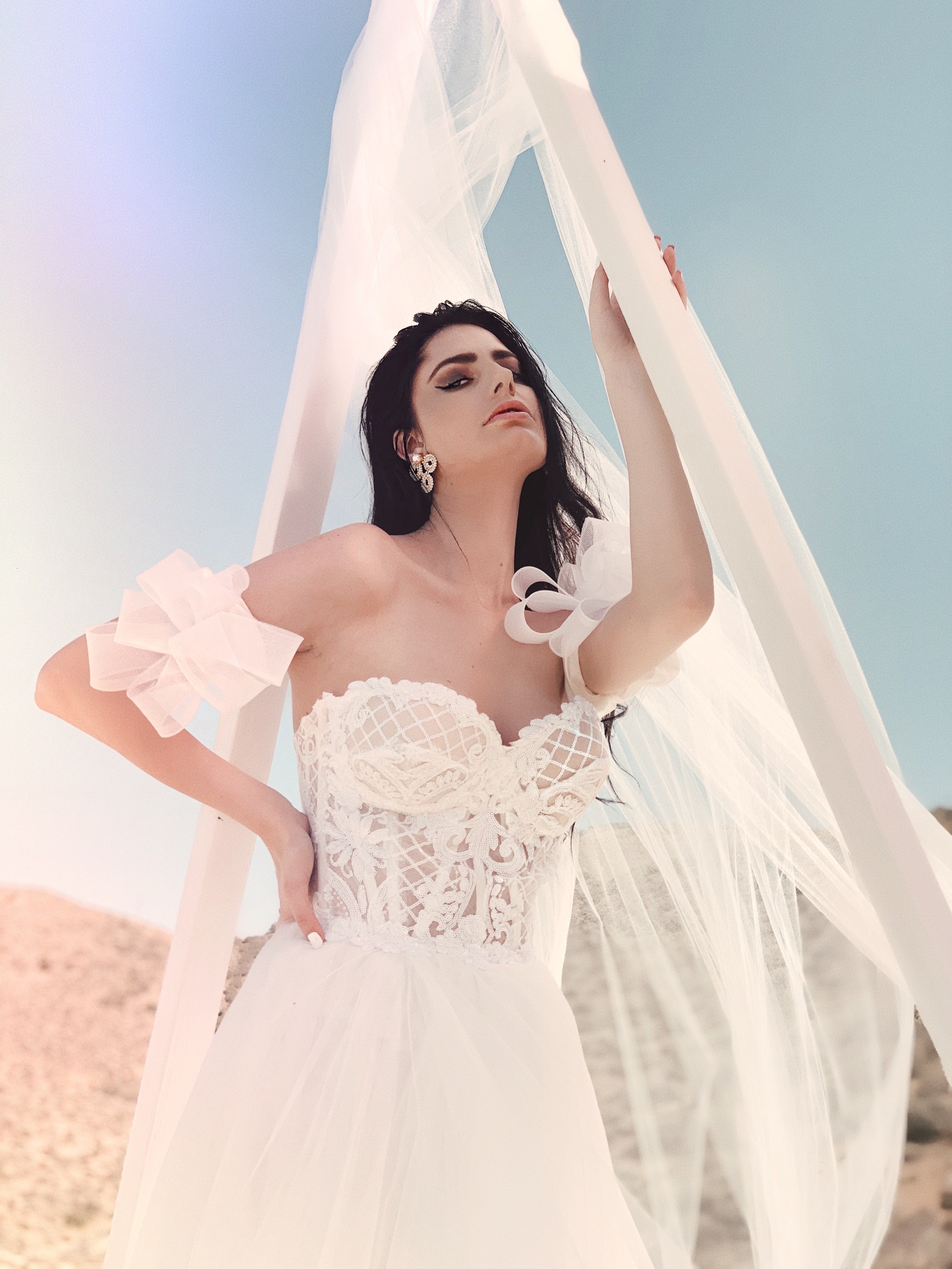 Visible boning wedding dress with off the shoulder straps under triangle arch