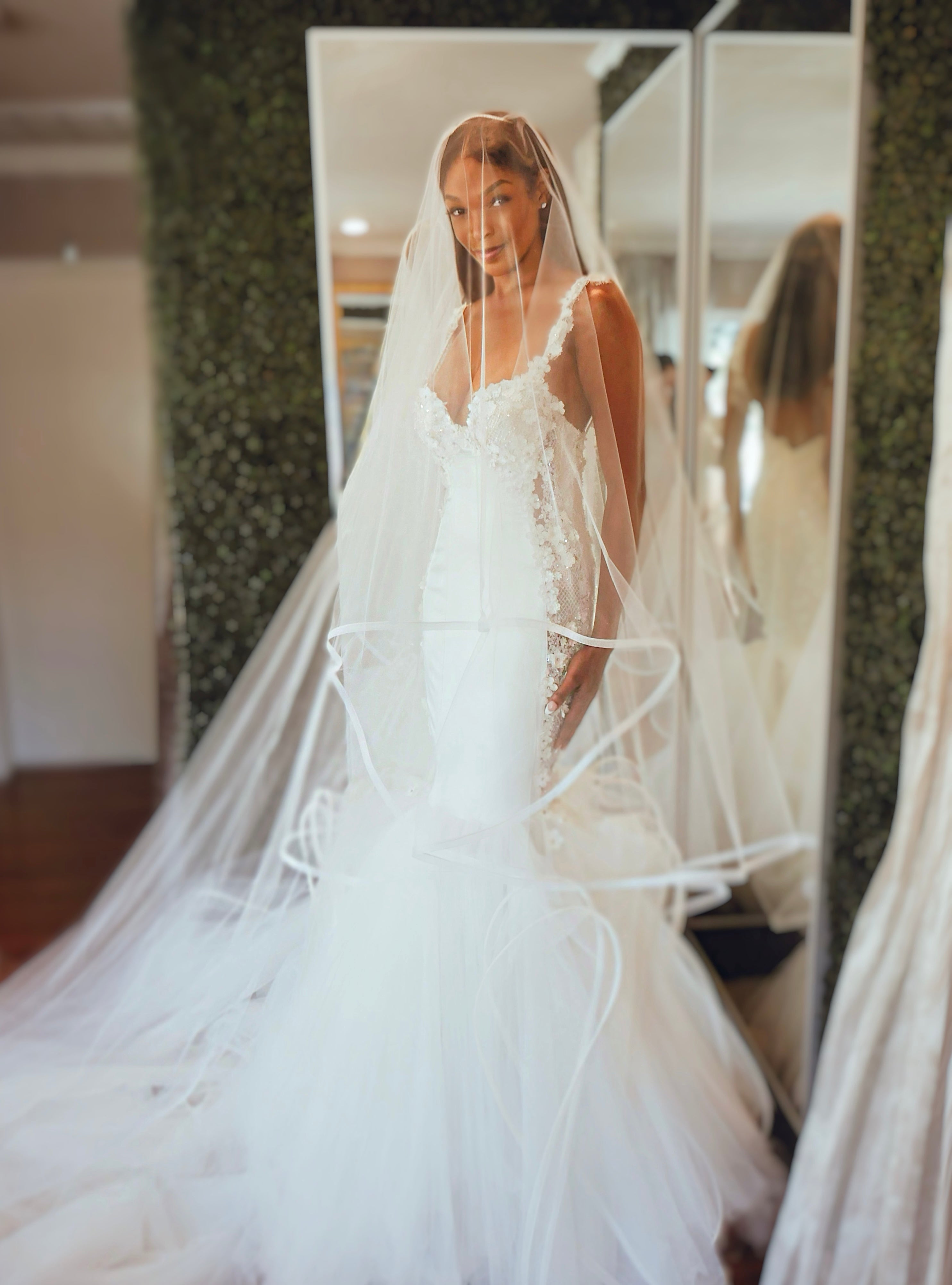 The Iris Veil | Horsehair Hem Tulle Wedding Veil with Blusher Le Fingertip 40" x 108" / Ivory The Iris Veil | Horsehair Hem Tulle Wedding Veil with Blusher Le Fingertip 40" x 108" / Ivory